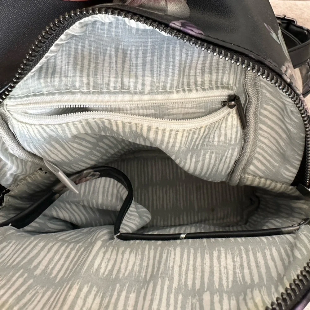 Mini backpack with flowers, double pocket.